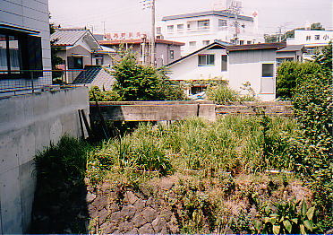 є